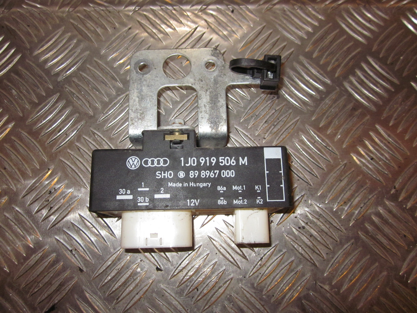 Skoda Fabia Relæ Køleblæser Med OEM Nr. 1J0919506M Fra Skoda Ophugger
