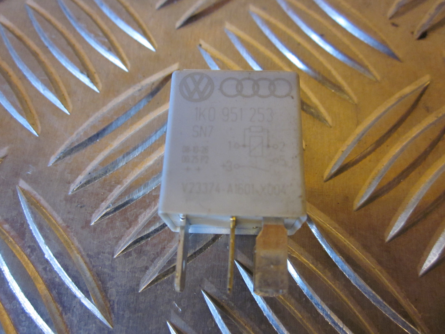 Skoda Fabia Relæ Diverse Med OEM Nr. 1K0951253 Fra Skoda Ophugger