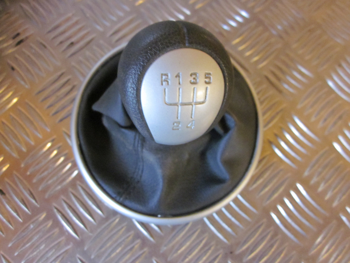 Skoda Fabia Gearmanchet Med OEM Nr. 5J0711113J9B9 Fra Skoda Ophugger