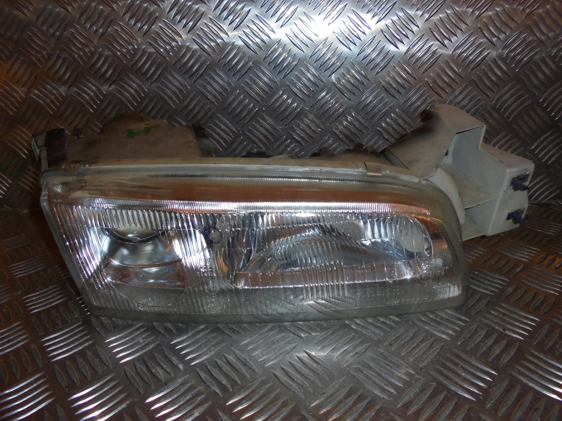 Mazda 626 GE Forlygte Med OEM Nr. Ophugger Fra Mazda Ophugger