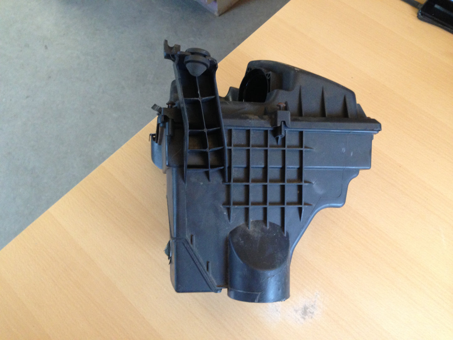 Ford Focus Luftfilterkasse Med OEM Nr. Ophugger Fra Ford Ophugger