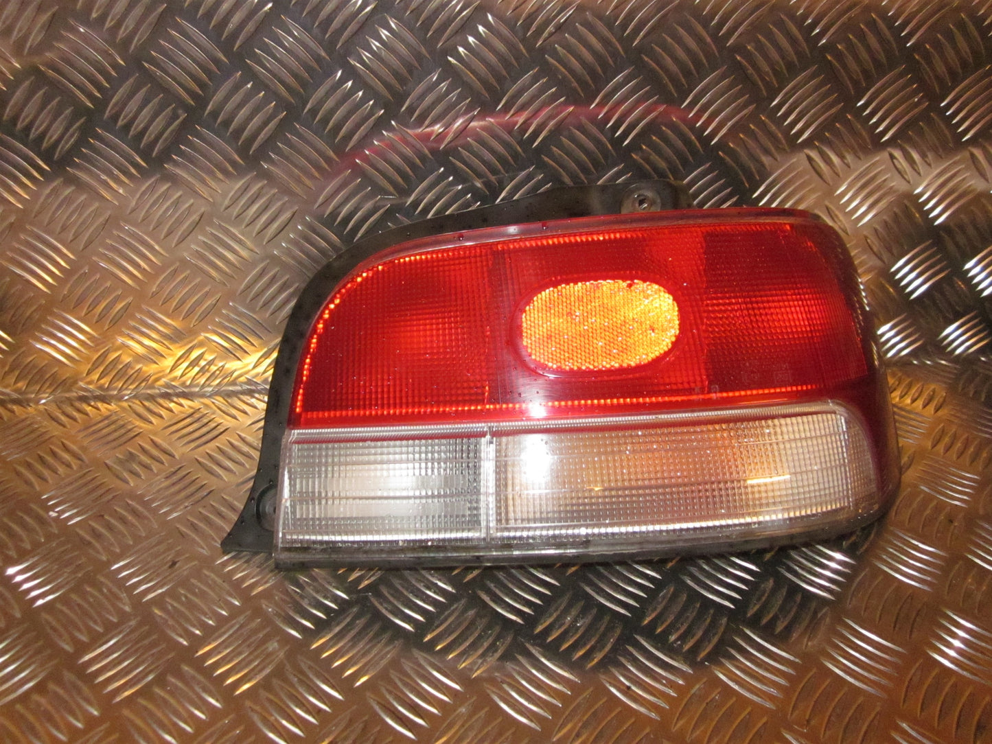 Daihatsu Chara De G200 Baglygte Med OEM Nr. Ophugger Fra Daihatsu Ophugger