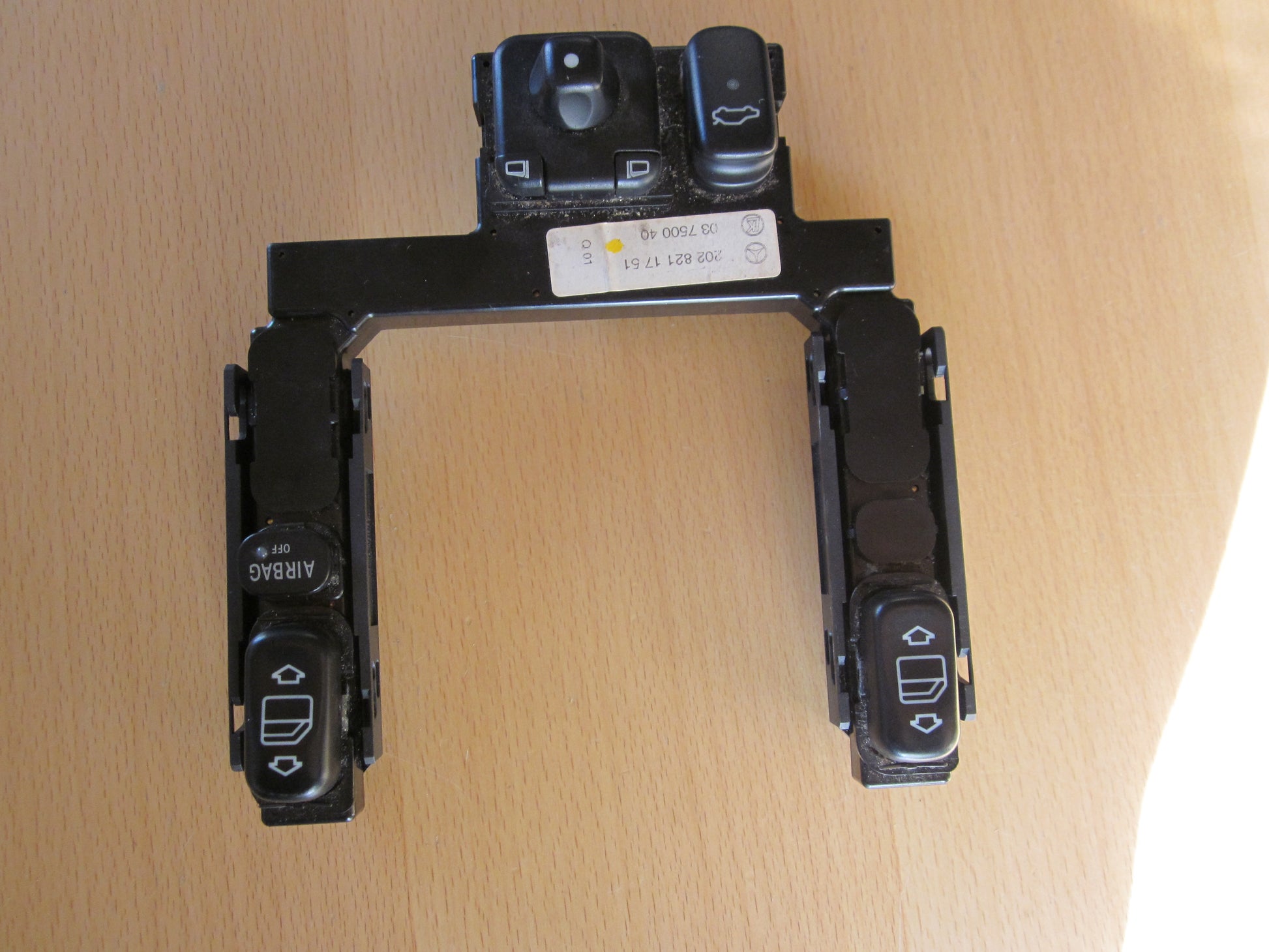 Mercedes C 180-280 W202 Kontakt Rudehejs Med OEM Nr. Ophugger Fra Mercedes Ophugger