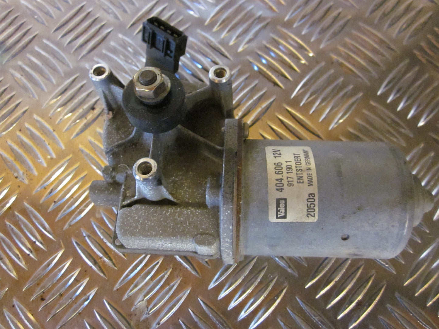 Volvo 80 Serie Viskermotor Med OEM Nr. Ophugger Fra Volvo Ophugger