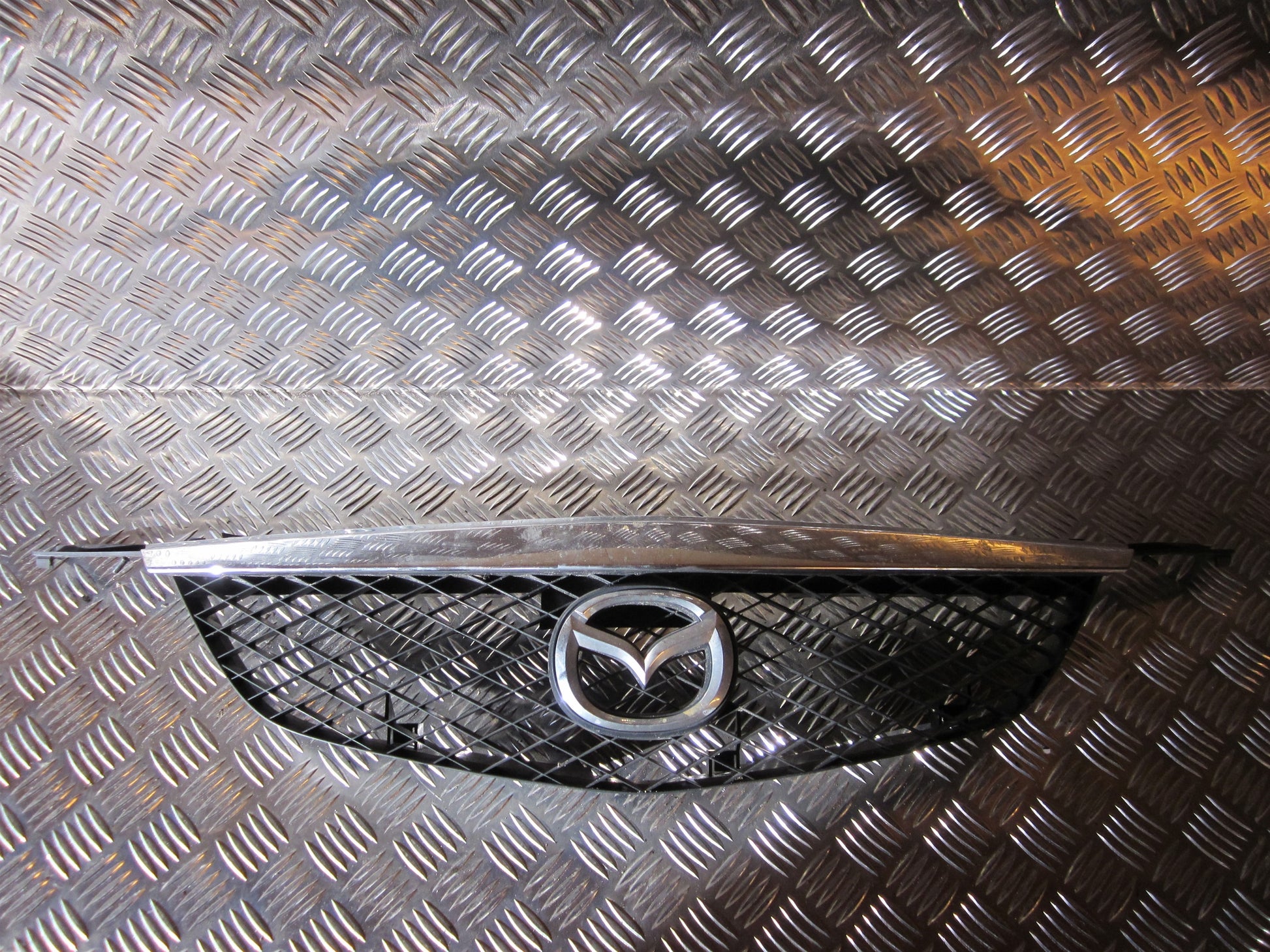 Mazda Premacy Frontgitter Med OEM Nr. Ophugger Fra Mazda Ophugger