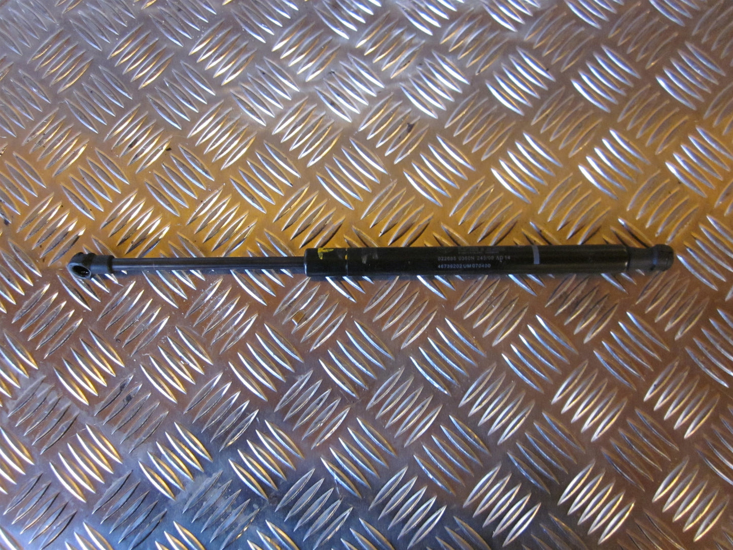 Alfa Romeo 147 Bagklapsdæmper Med OEM Nr. Ophugger Fra Alfa Romeo Ophugger