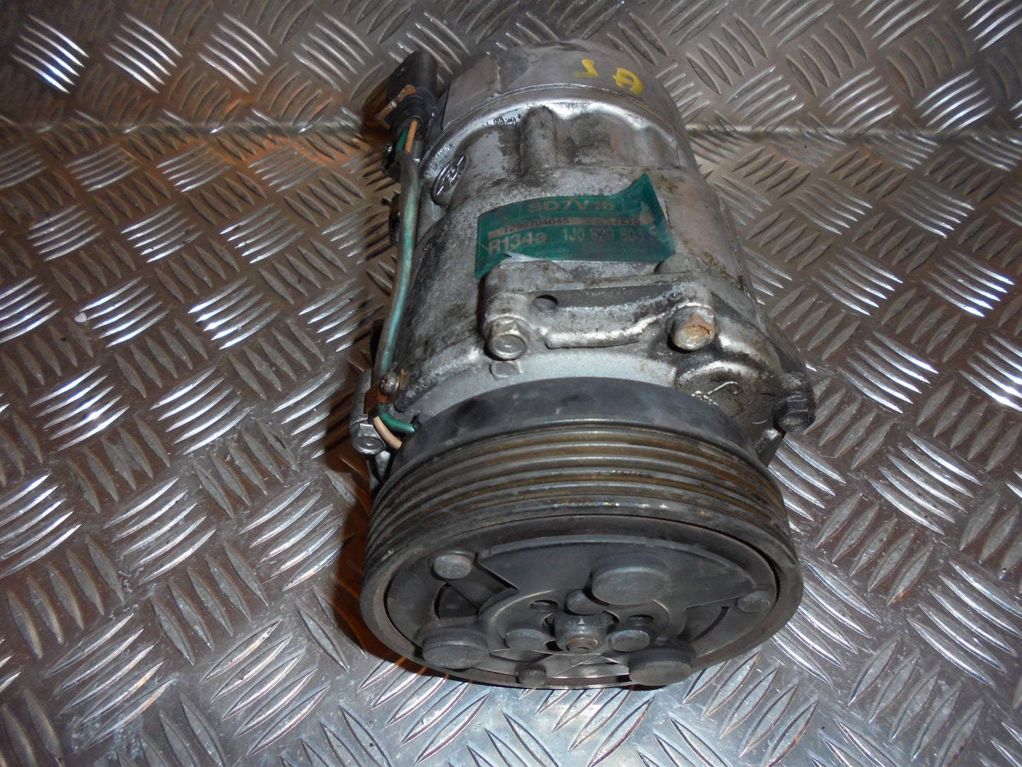 VW Golf 4 1J Aircondition Pumpe Med OEM Nr. 1J0820803F Fra VW Ophugger