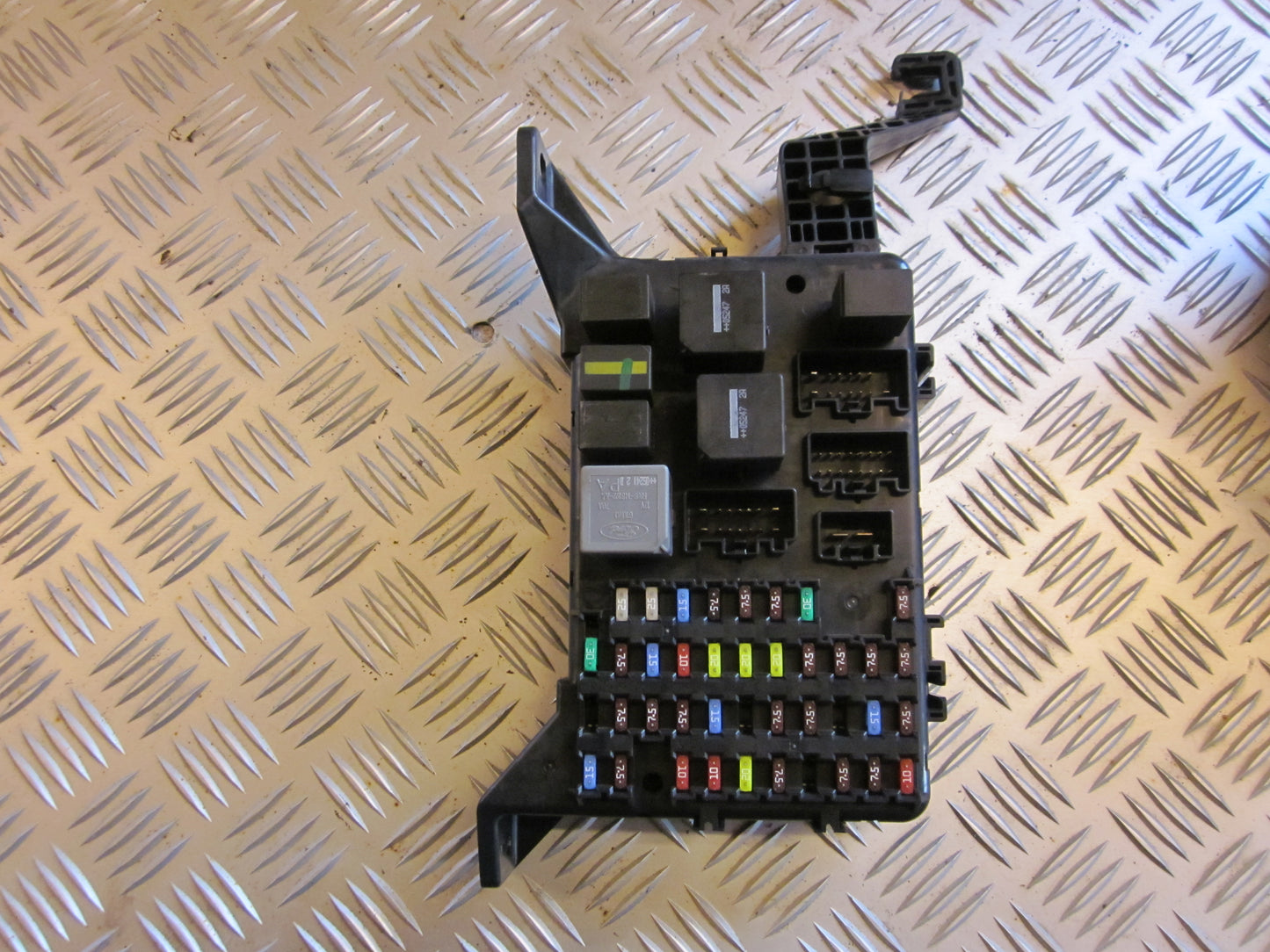 Ford Mondeo 3 Sikringsboks Med OEM Nr. Ophugger Fra Ford Ophugger