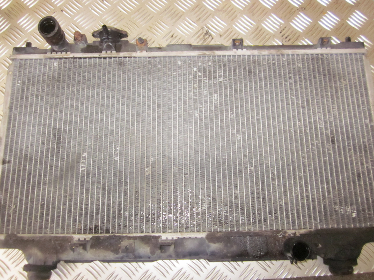 Mazda 323 S 4D BA12 Køler Med OEM Nr. Ophugger Fra Mazda Ophugger