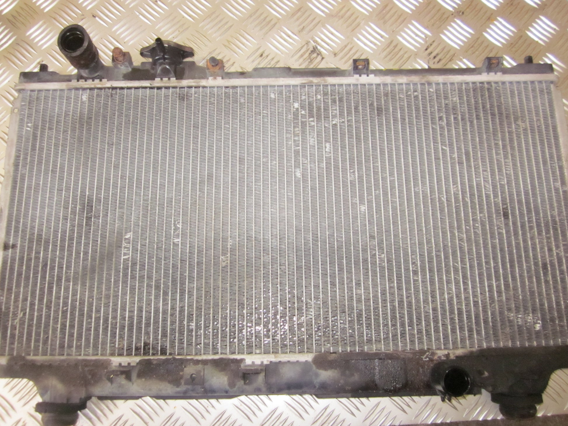 Mazda 323 S 4D BA12 Køler Med OEM Nr. Ophugger Fra Mazda Ophugger