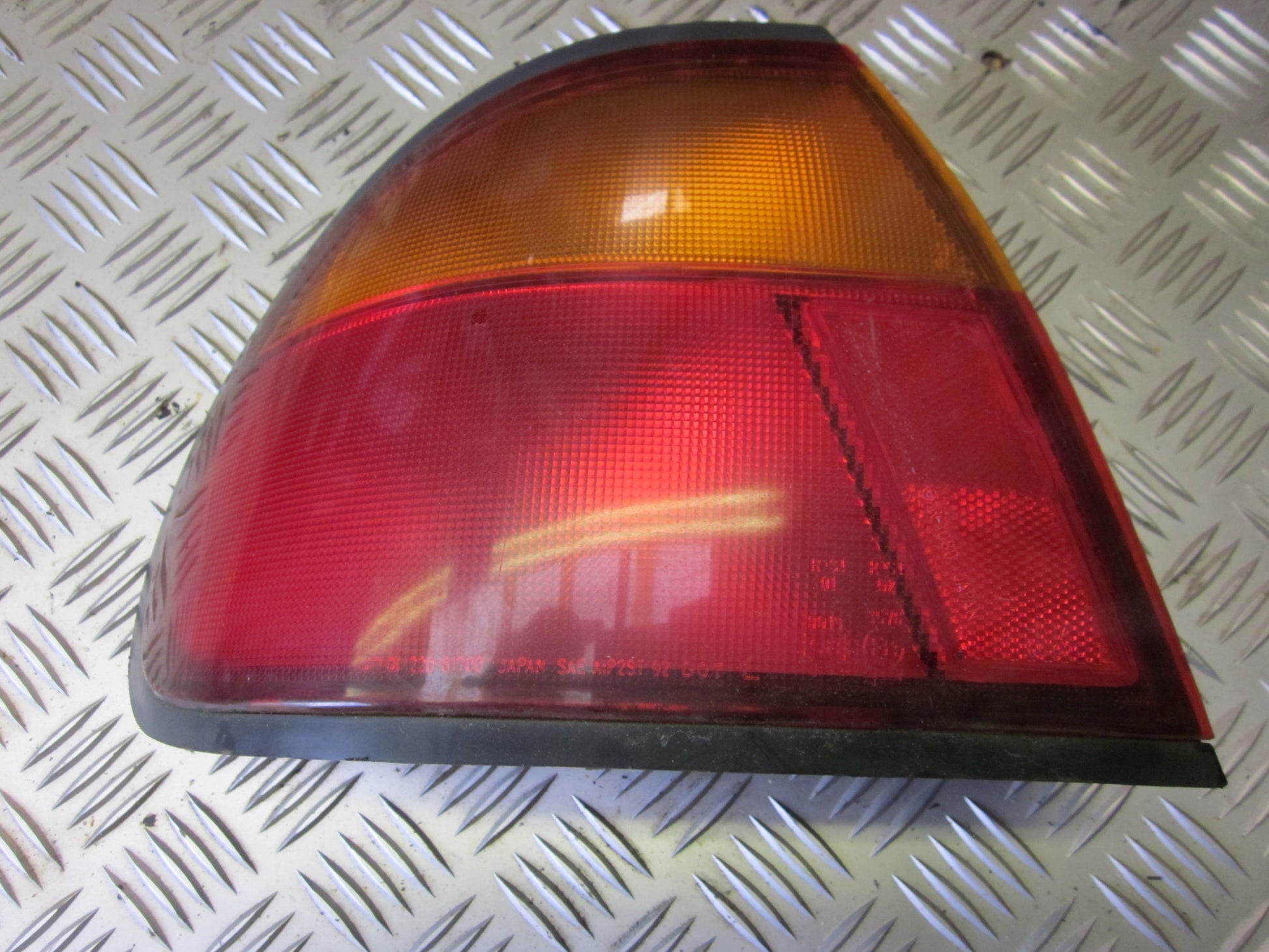 Mazda 323 S 4D BA12 Baglygte Med OEM Nr. Ophugger Fra Mazda Ophugger