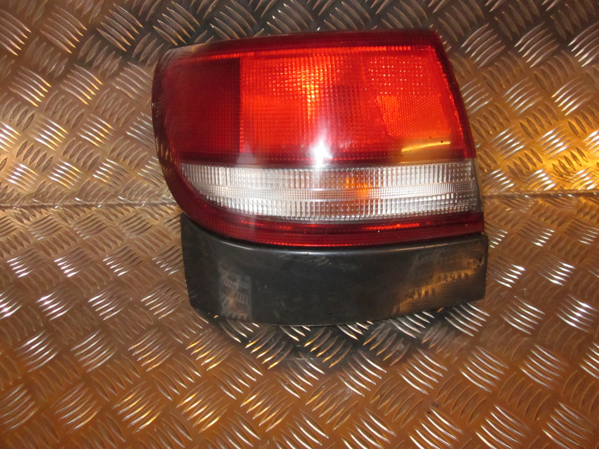 Toyota Carina E Engelsk Baglygte Med OEM Nr. 8156105020 Fra Toyota Ophugger