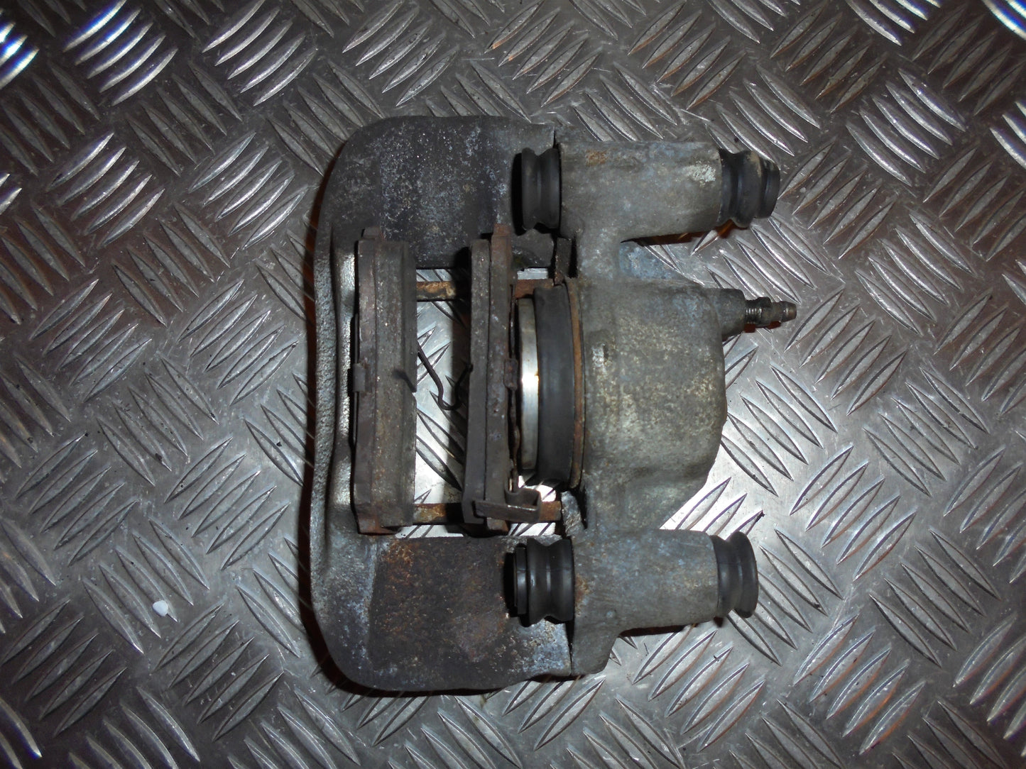 Mazda 323 S 4D BA12 Bremsekaliber VF Med OEM Nr. Ophugger Fra Mazda Ophugger