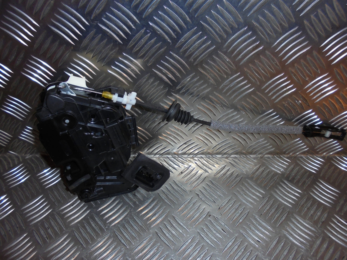 VW Polo 6R Dørlås Med OEM Nr. 5K4839016L Fra VW Ophugger