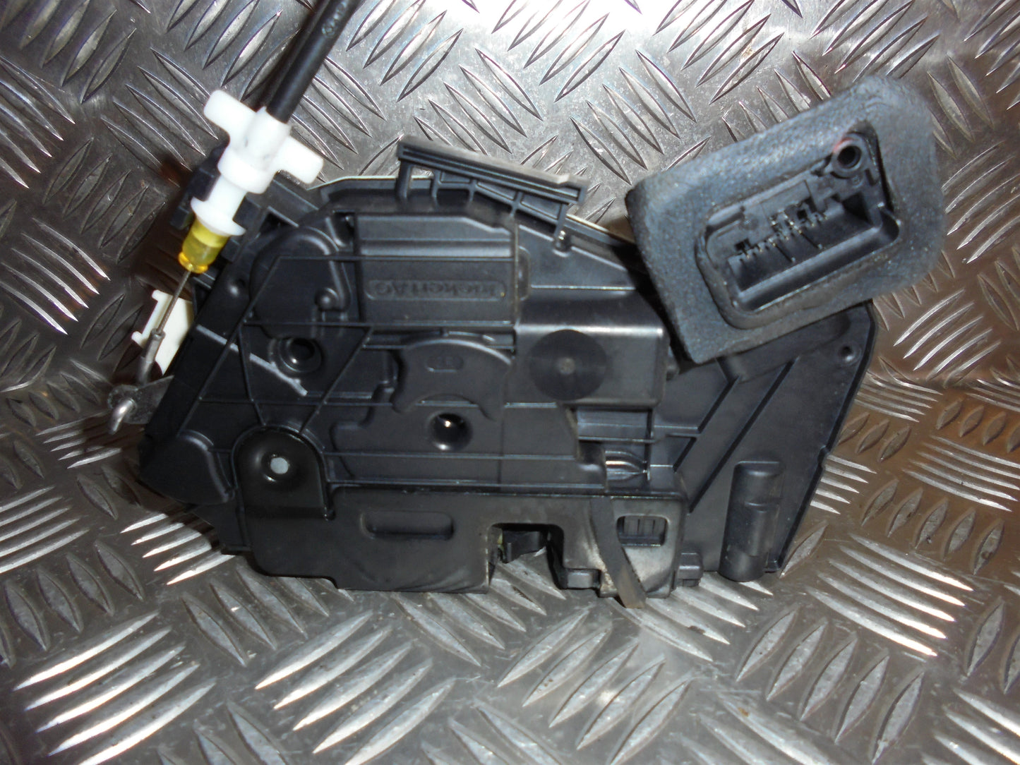 VW Polo 6R Dørlås Med OEM Nr. 5K1837016A Fra VW Ophugger