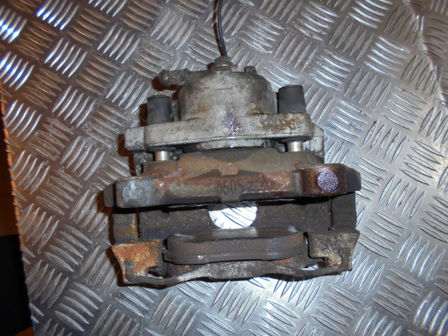 Opel Vectra C Bremsekaliber VF Med OEM Nr. Ophugger Fra Opel Ophugger