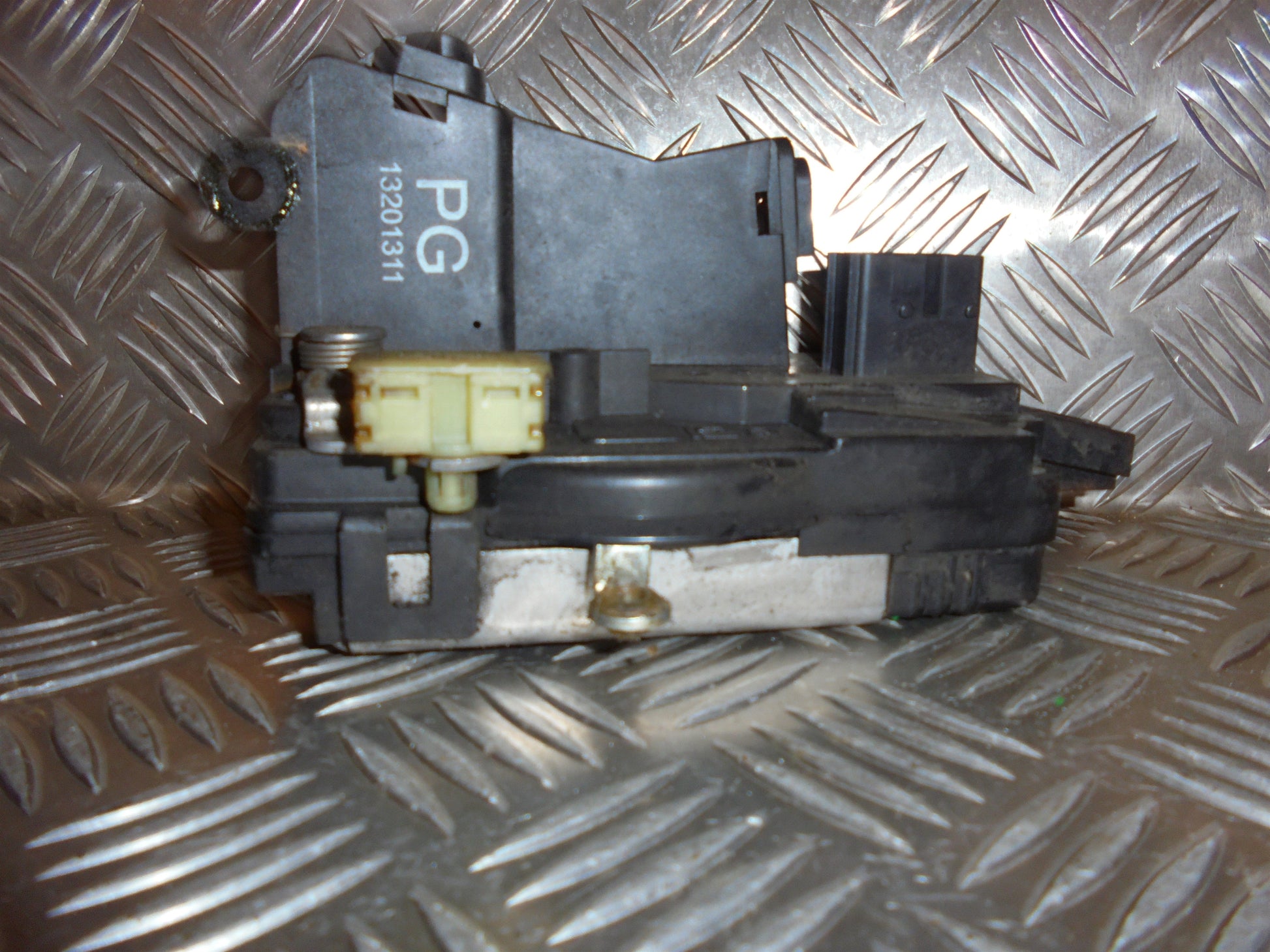 Opel Vectra C Dørlås Med OEM Nr. 13201311 Fra Opel Ophugger