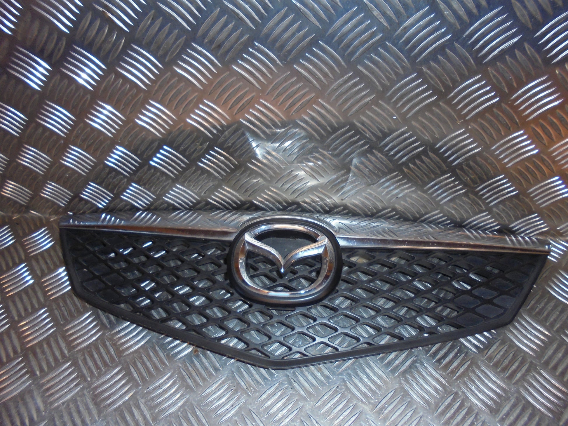 Mazda 2 ND Frontgitter Med OEM Nr. Ophugger Fra Mazda Ophugger