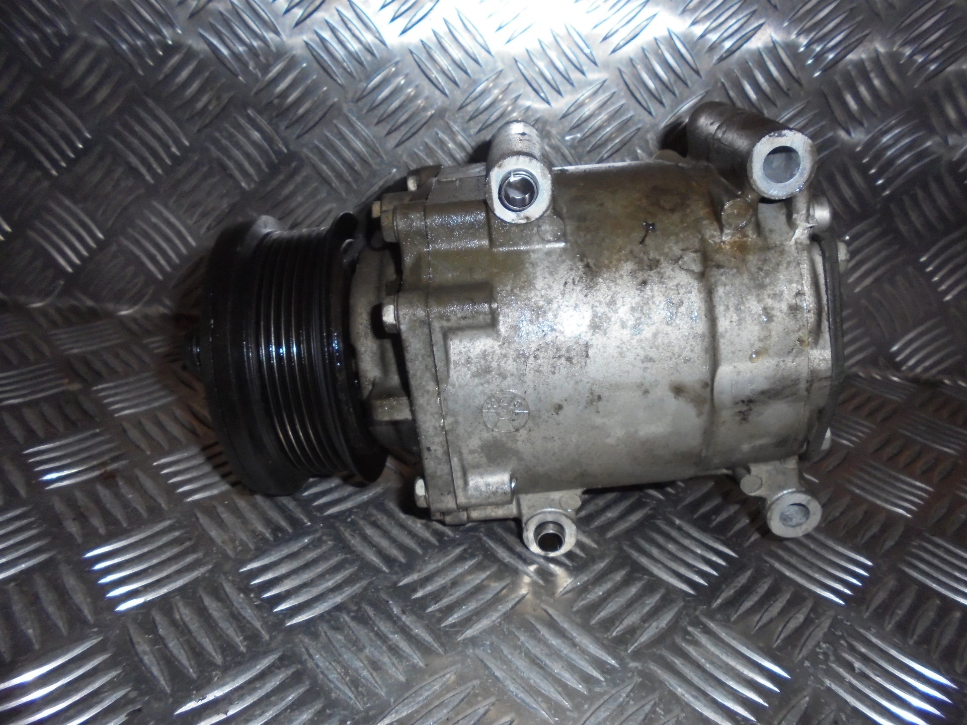 Mazda 2 ND Aircondition Pumpe Med OEM Nr. Ophugger Fra Mazda Ophugger
