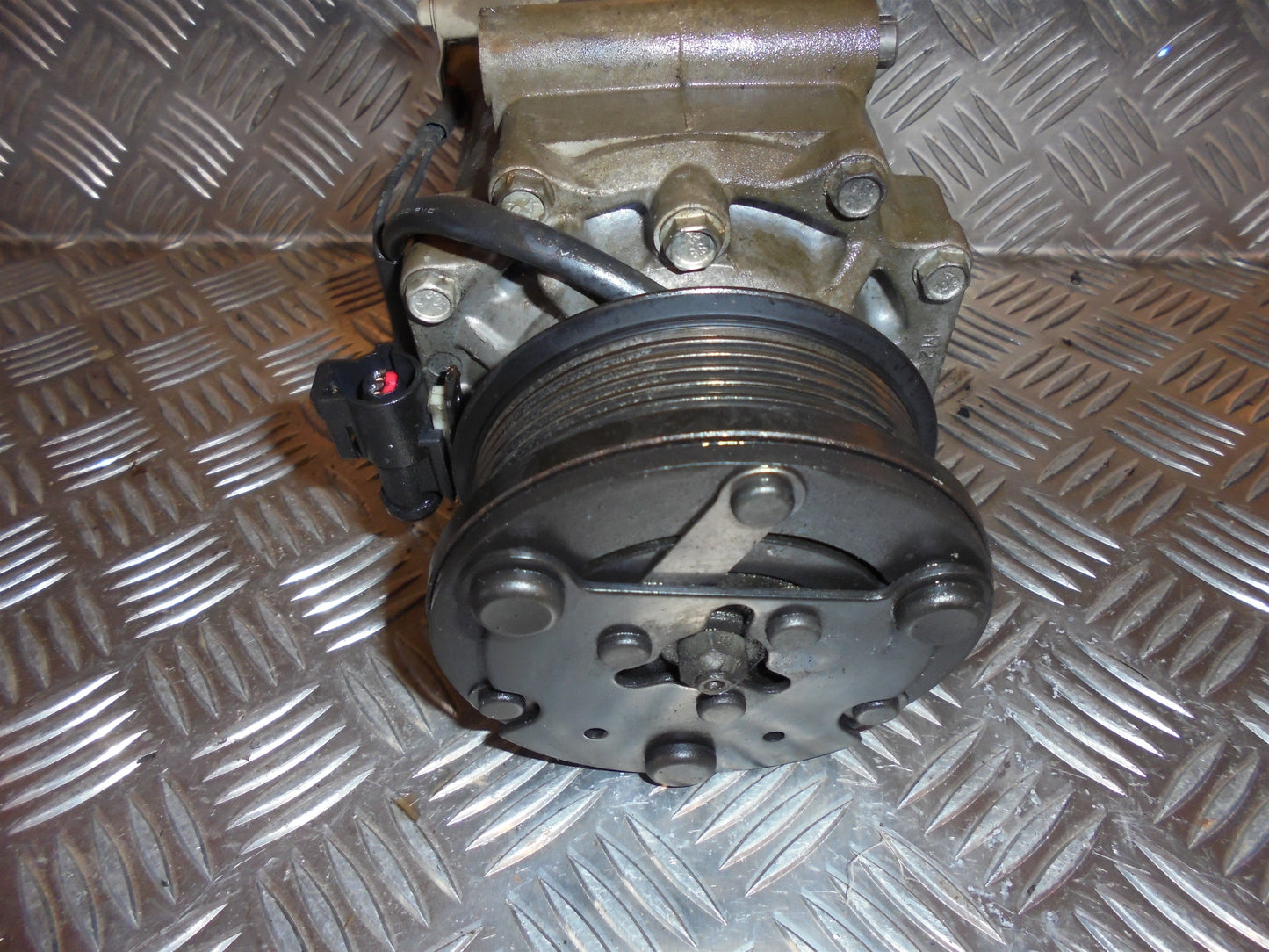 Mazda 2 ND Aircondition Pumpe Med OEM Nr. Ophugger Fra Mazda Ophugger