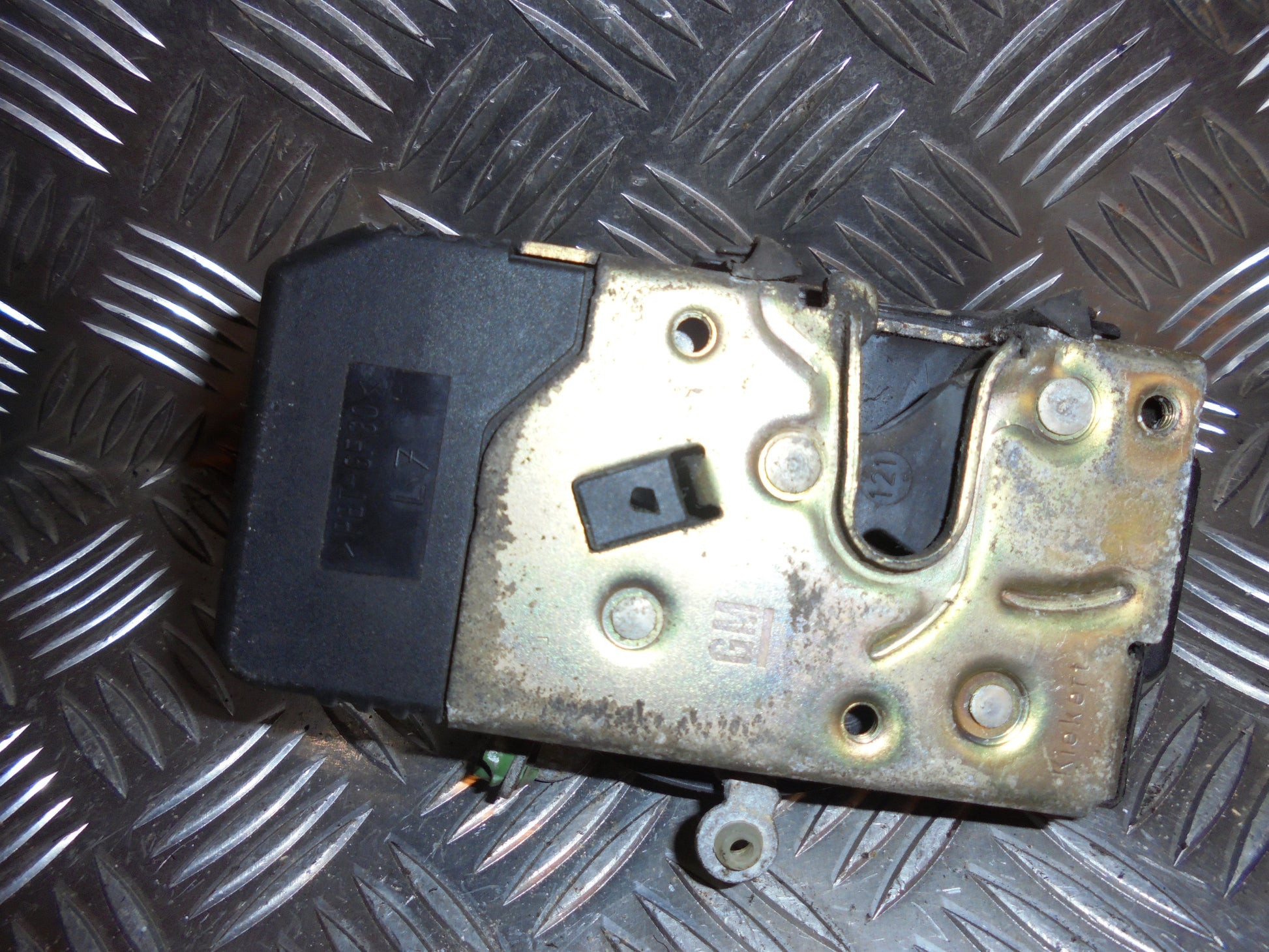 Opel Astra G Dørlås Med OEM Nr. 90561151 Fra Opel Ophugger