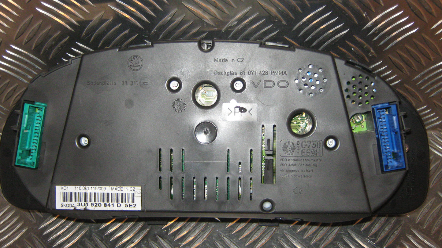 Skoda Superb Speedometer - Instrument Med OEM Nr. 3U0920841D5E2 Fra Skoda Ophugger