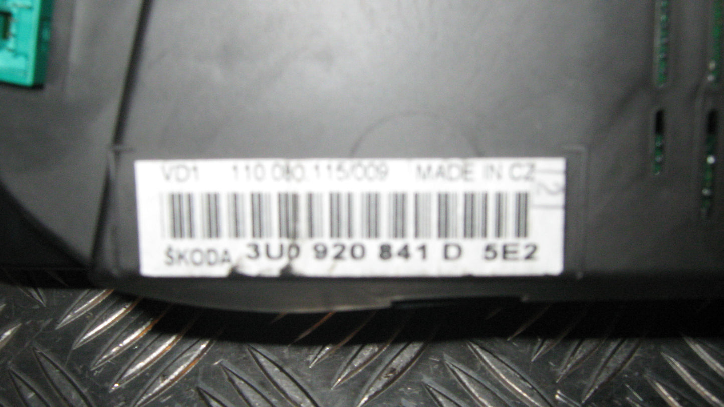 Skoda Superb Speedometer - Instrument Med OEM Nr. 3U0920841D5E2 Fra Skoda Ophugger