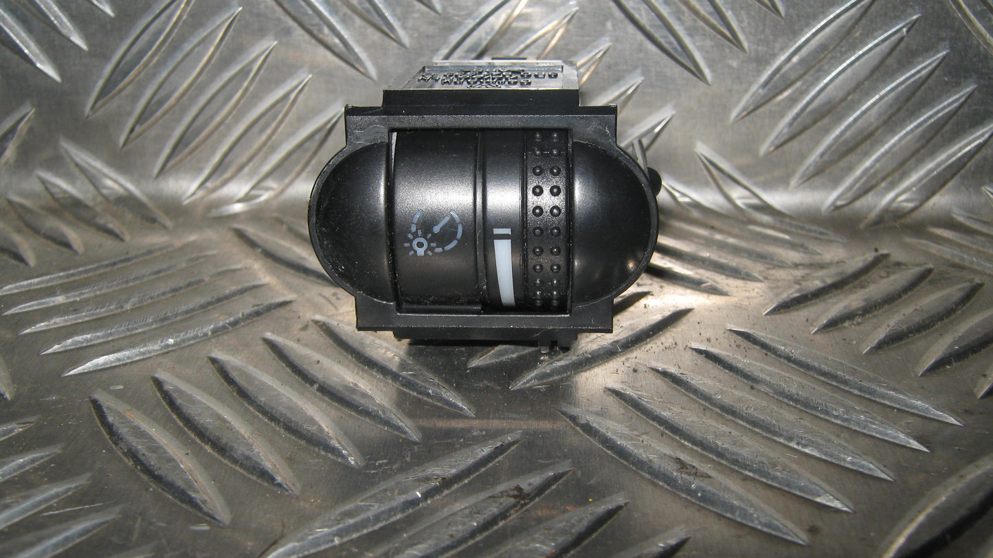 Skoda Superb Kontakt Instrumentlys Med OEM Nr. 3B0941333B Fra Skoda Ophugger