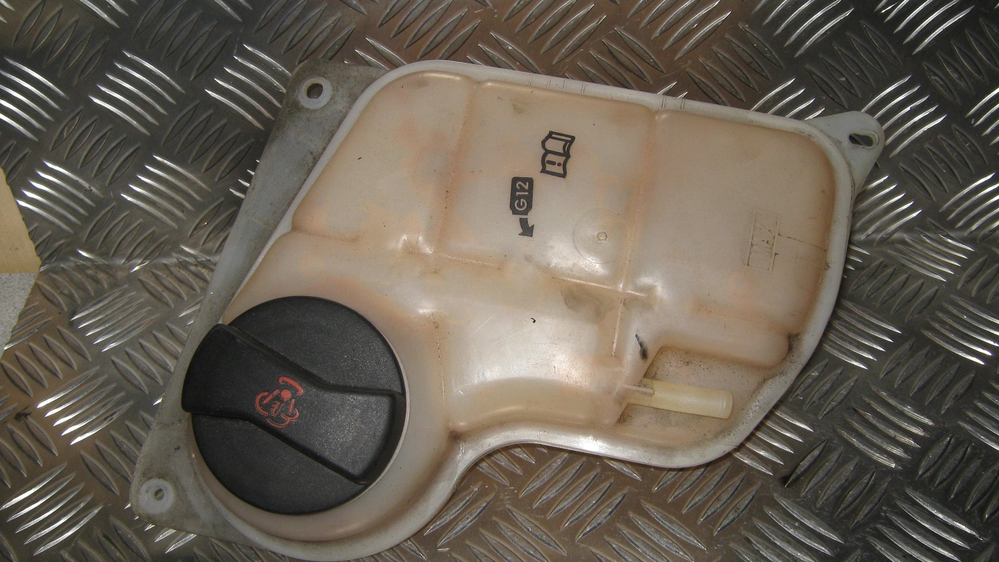 Skoda Superb Ekspansionsbehold Med OEM Nr. 4B0121403 Fra Skoda Ophugger