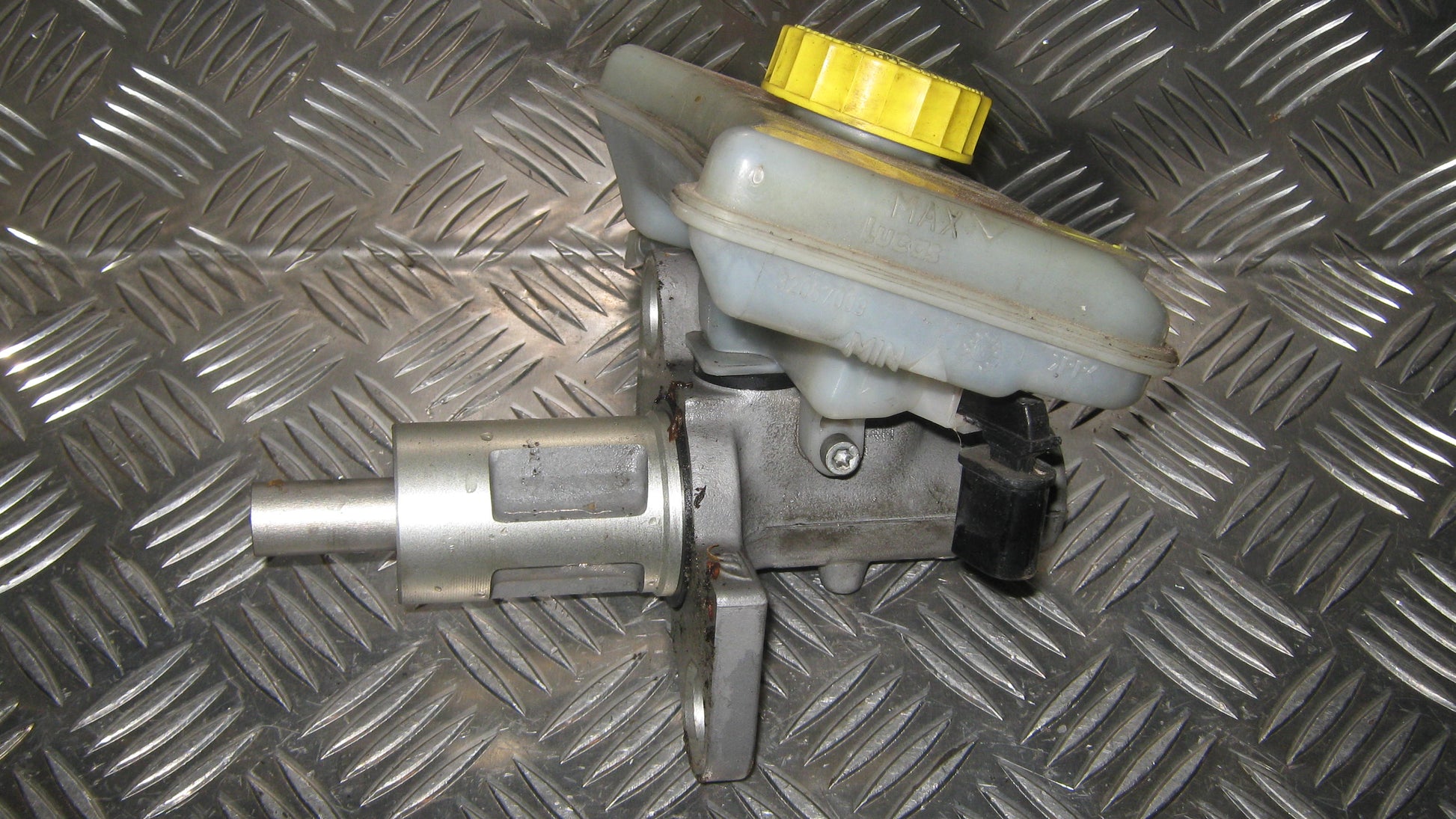 Skoda Superb Bremsehovedcylinder Med OEM Nr. 8E0611301G Fra Skoda Ophugger