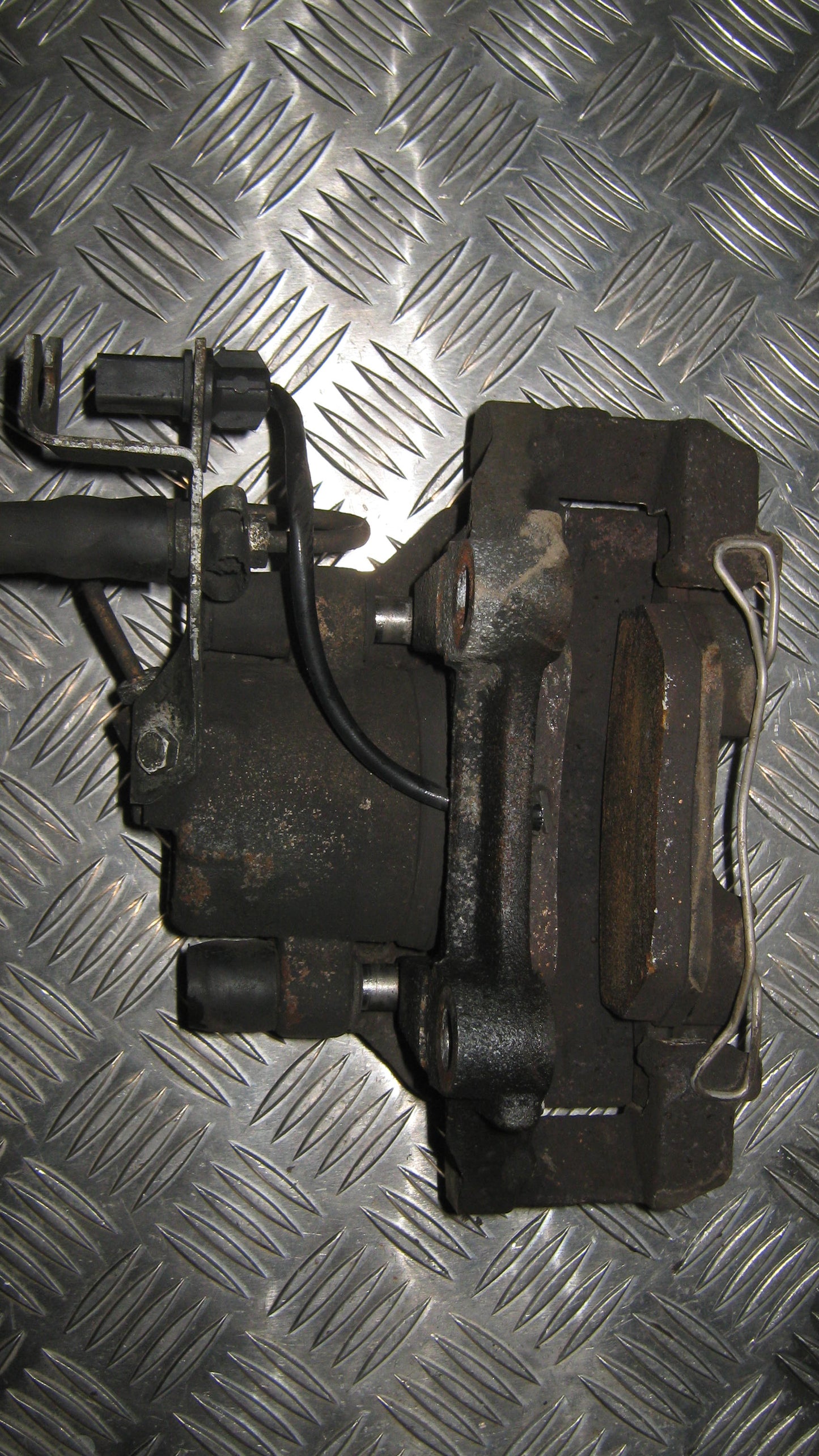 Skoda Superb Bremsekaliber VF Med OEM Nr. 4B0615123 Fra Skoda Ophugger