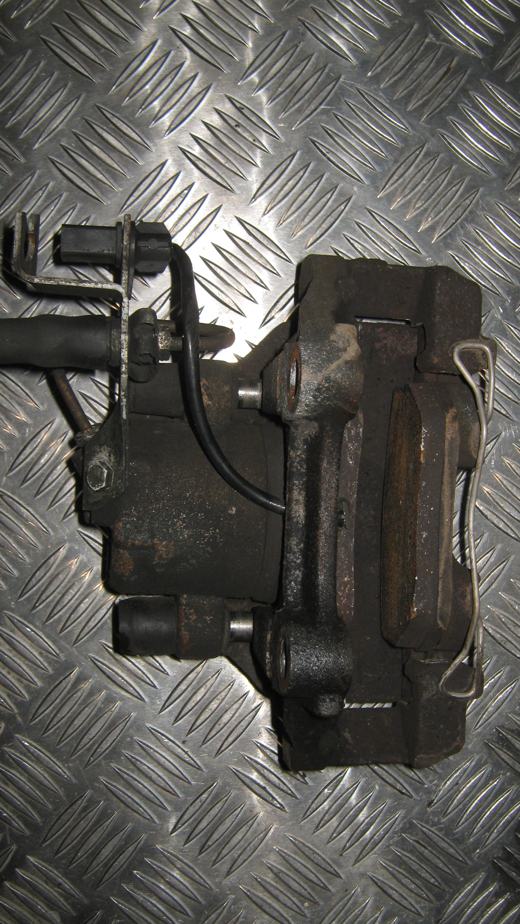 Skoda Superb Bremsekaliber VF Med OEM Nr. 4B0615123 Fra Skoda Ophugger