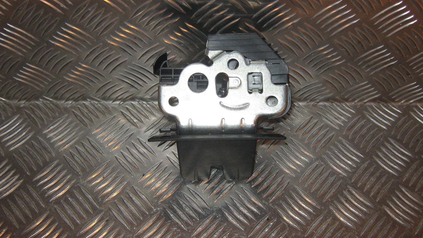 Audi A4 8K Dørlås Med OEM Nr. Ophugger Fra Audi Ophugger