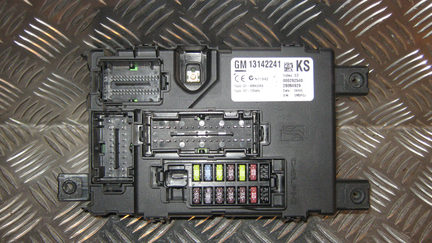 Opel Corsa D Sikringsboks Med OEM Nr. 13142241 Fra Opel Ophugger