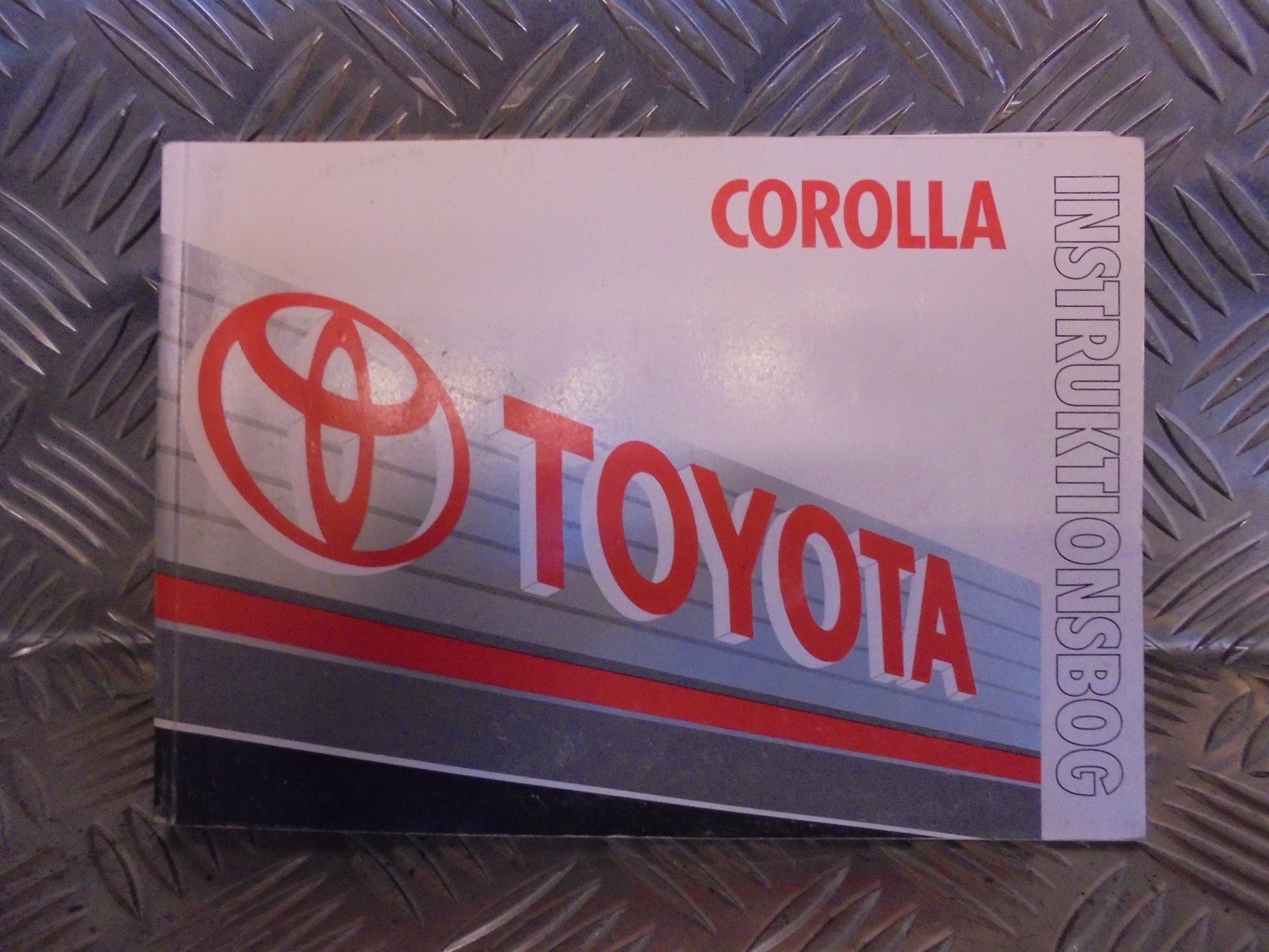 Toyota Corolla 3D–5D HB E100 Instruktionsbog Med OEM Nr. Ophugger Fra Toyota Ophugger