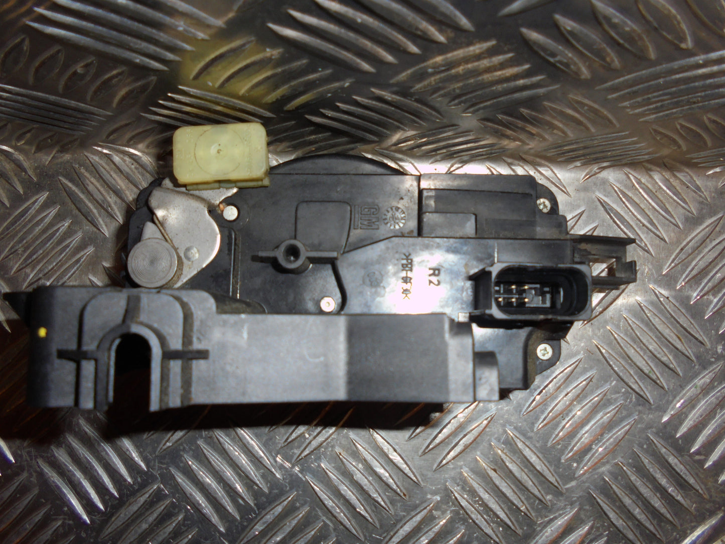 Opel Vectra C Dørlås Med OEM Nr. 13157762 Fra Opel Ophugger
