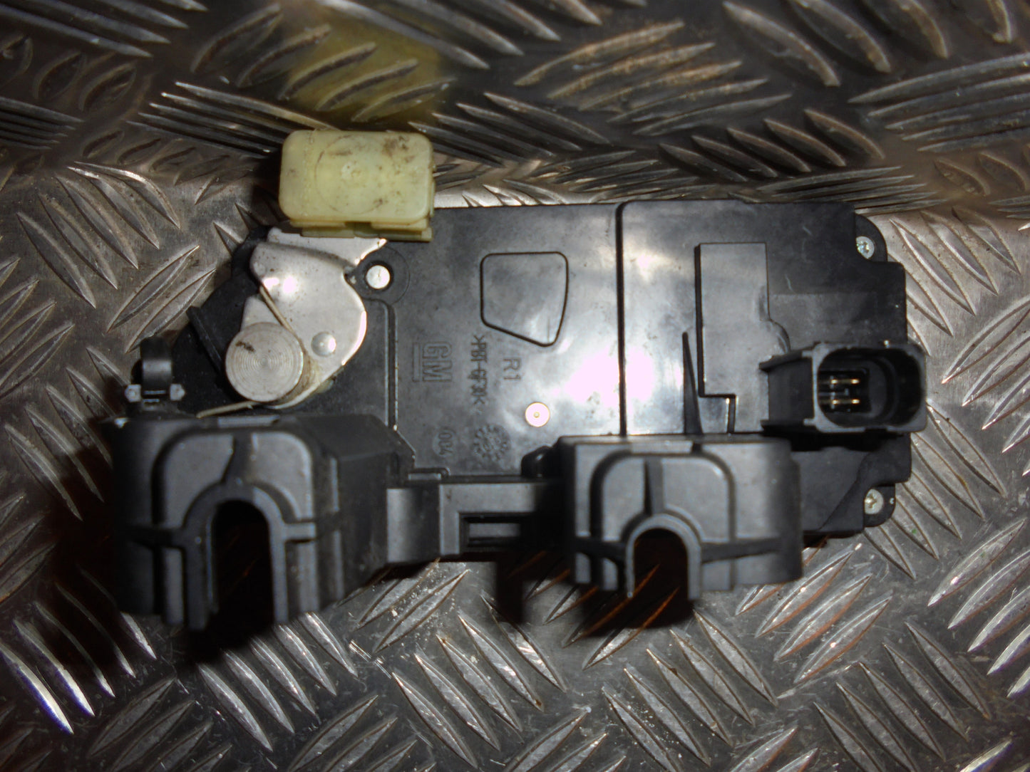 Opel Vectra C Dørlås Med OEM Nr. 13157759 Fra Opel Ophugger