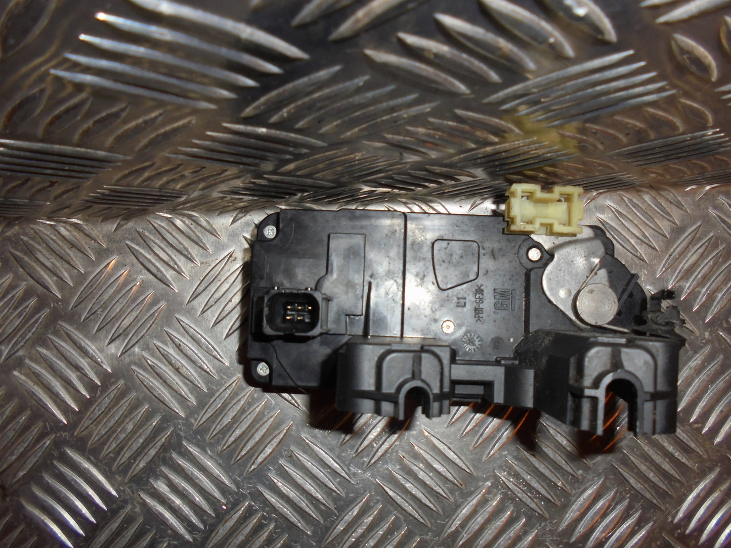 Opel Vectra C Dørlås Med OEM Nr. 13157758 Fra Opel Ophugger