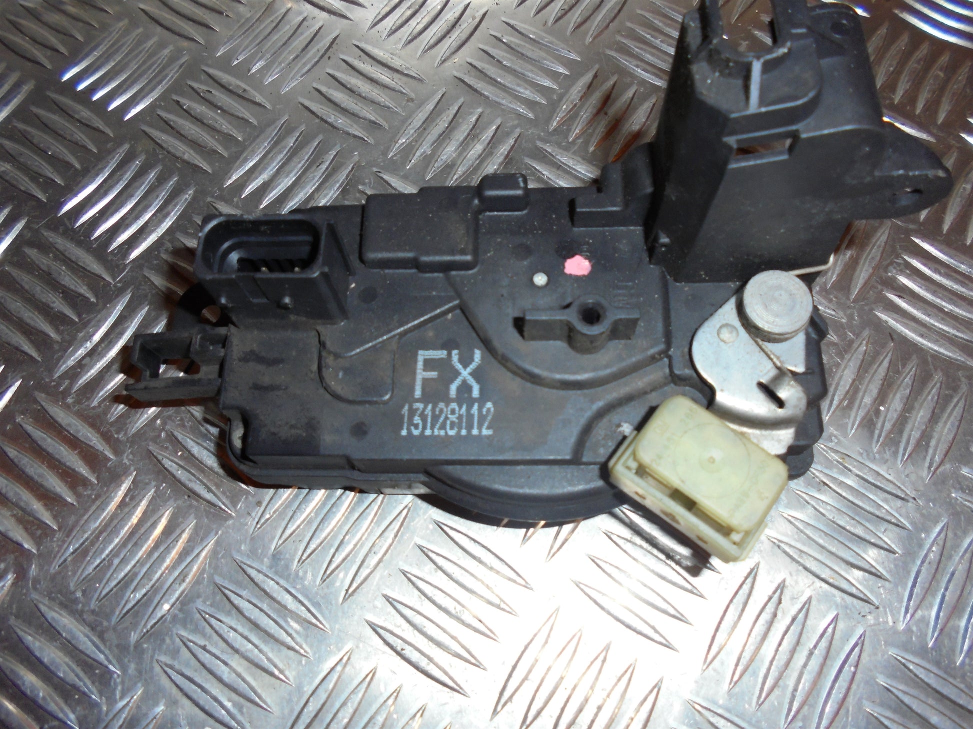 Opel Astra H Dørlås Med OEM Nr. 13128112 Fra Opel Ophugger