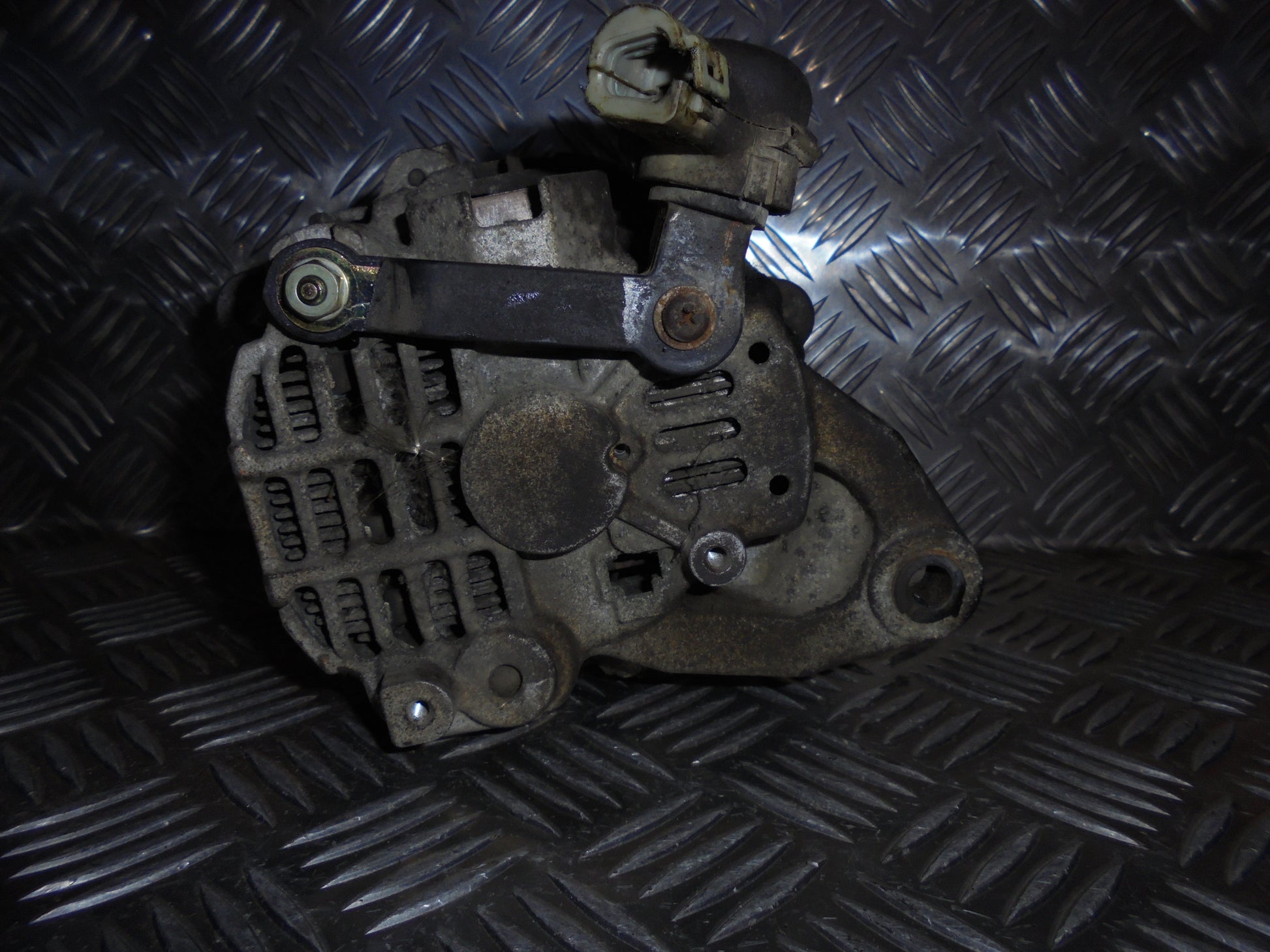 Mazda 626 GE Generator Med OEM Nr. A2T33191 Fra Mazda Ophugger