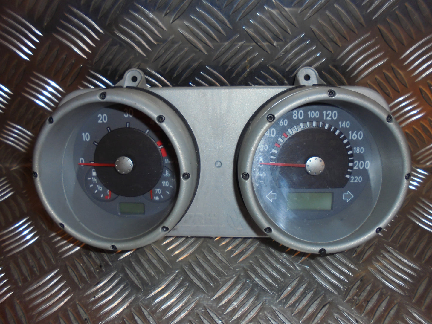 VW Polo CLA Variant 6K Elek. Drev Instr Med OEM Nr. Ophugger Fra VW Ophugger