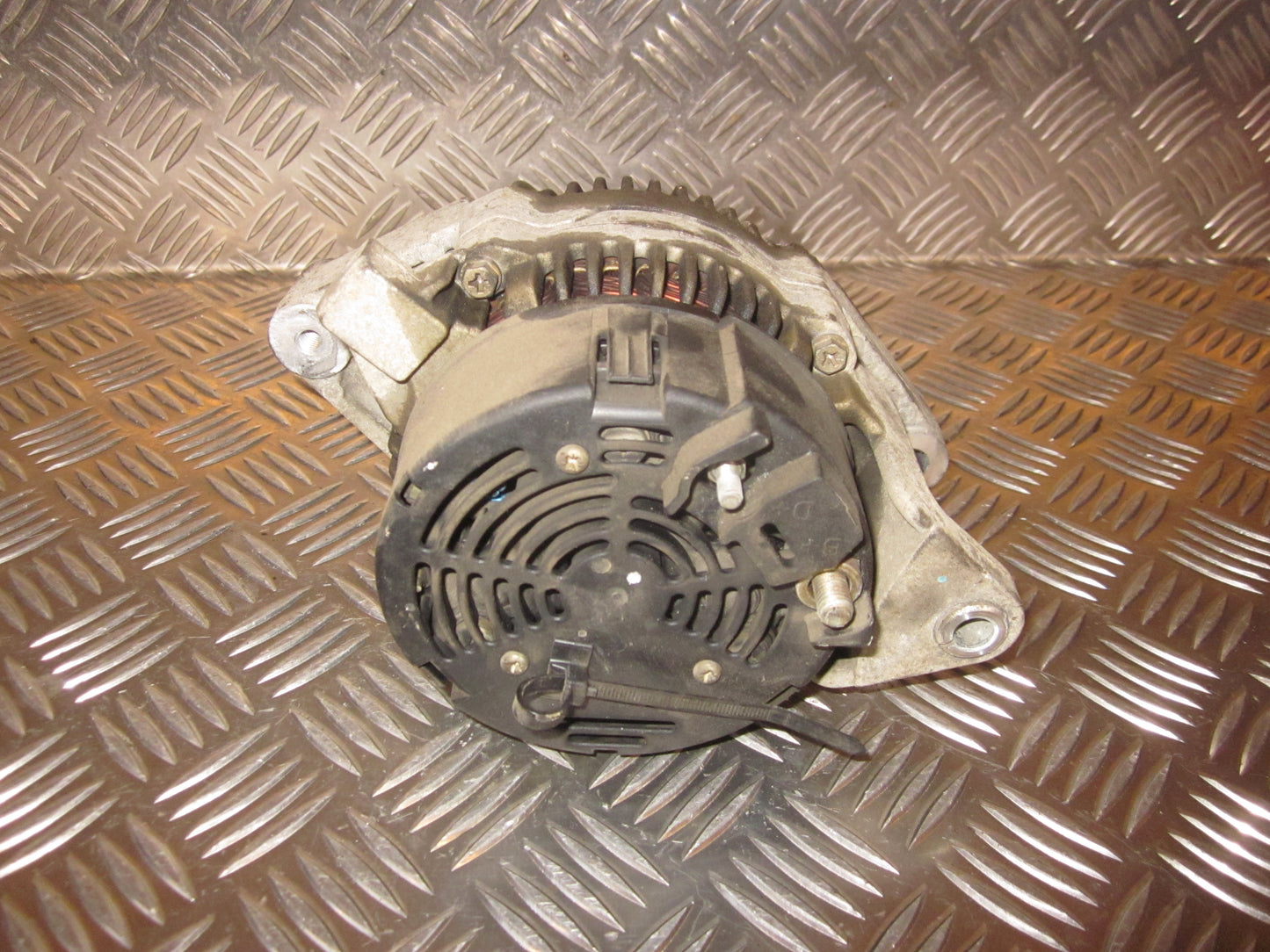 Opel Vectra B Generator Med OEM Nr. 90413760 Fra Opel Ophugger