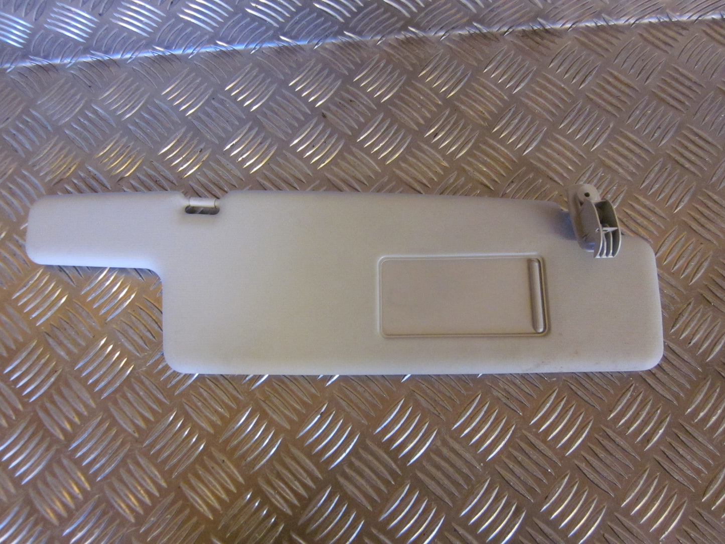 Skoda Fabia Solskærm Med OEM Nr. 1U0857552 Fra Skoda Ophugger