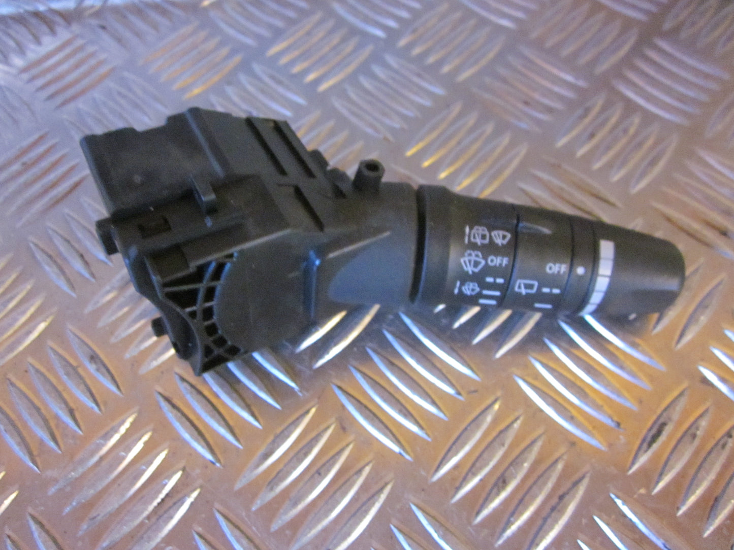 Nissan Primera P12 Kontakt Visker Med OEM Nr. Ophugger Fra Nissan Ophugger