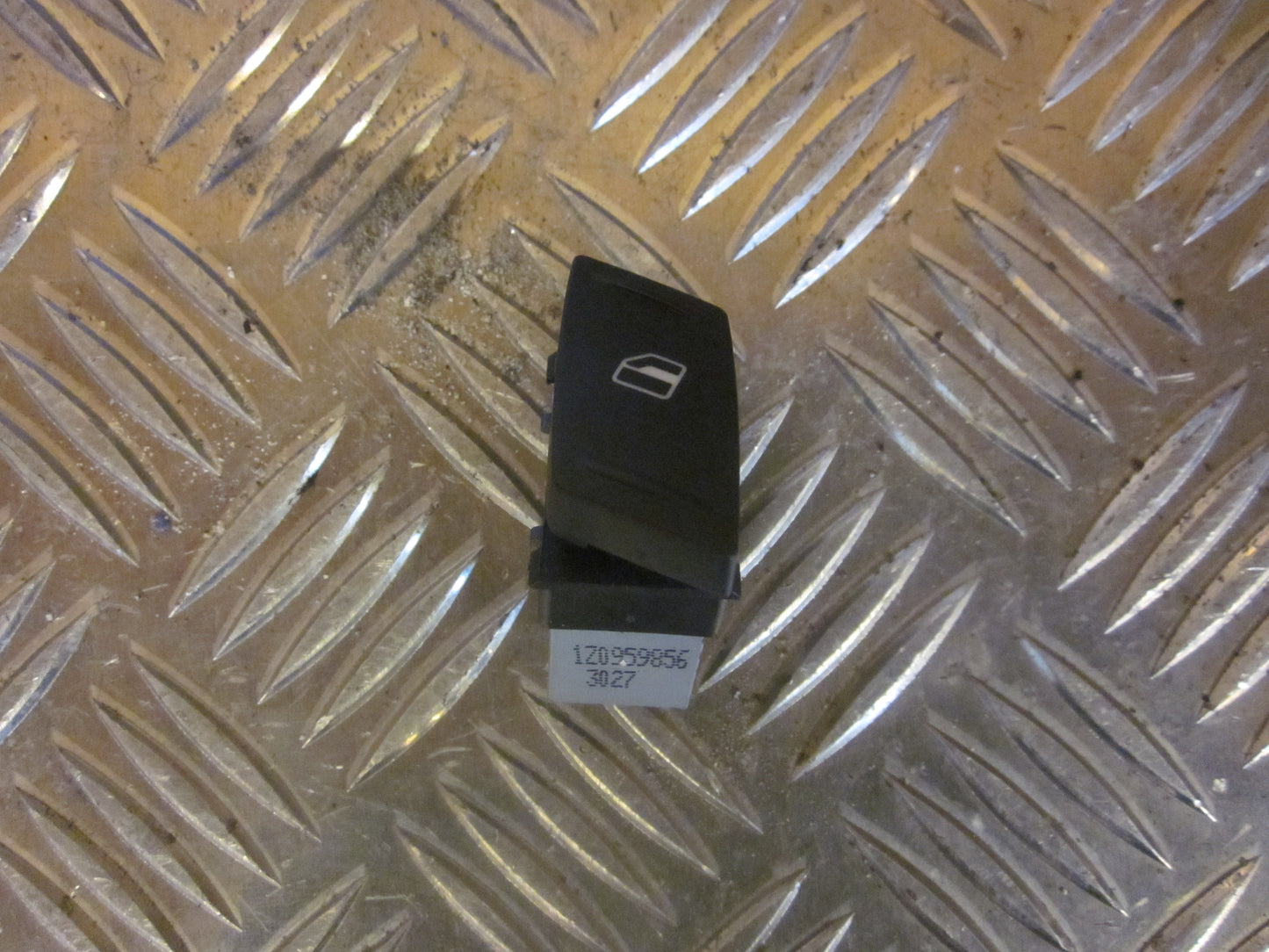 Skoda Octavia Kontakt Rudehejs Med OEM Nr. Ophugger Fra Skoda Ophugger