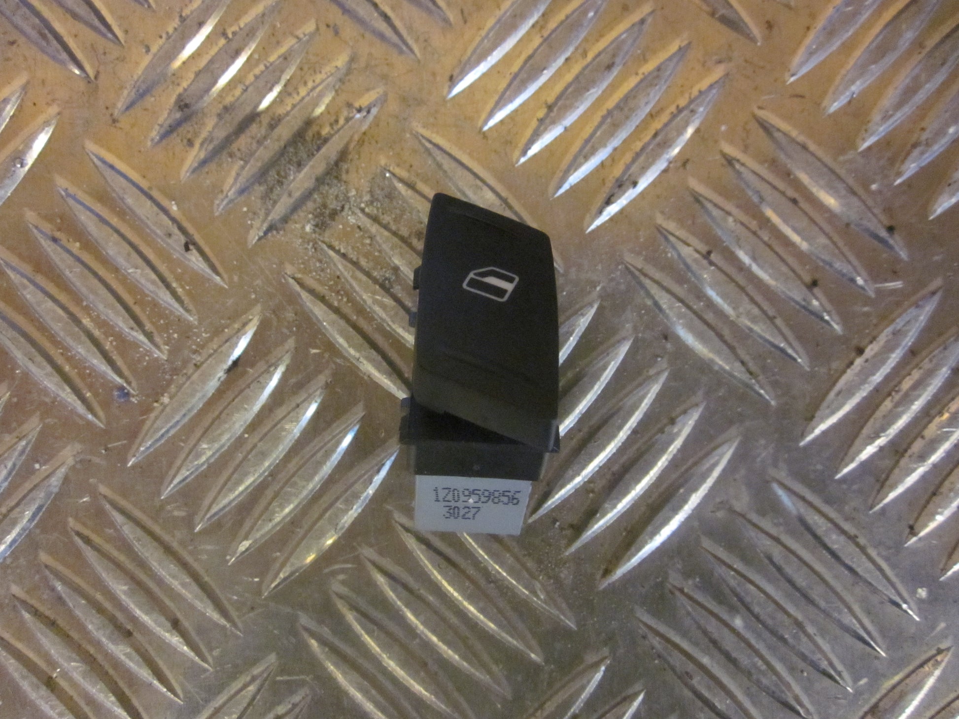 Skoda Octavia Kontakt Rudehejs Med OEM Nr. Ophugger Fra Skoda Ophugger