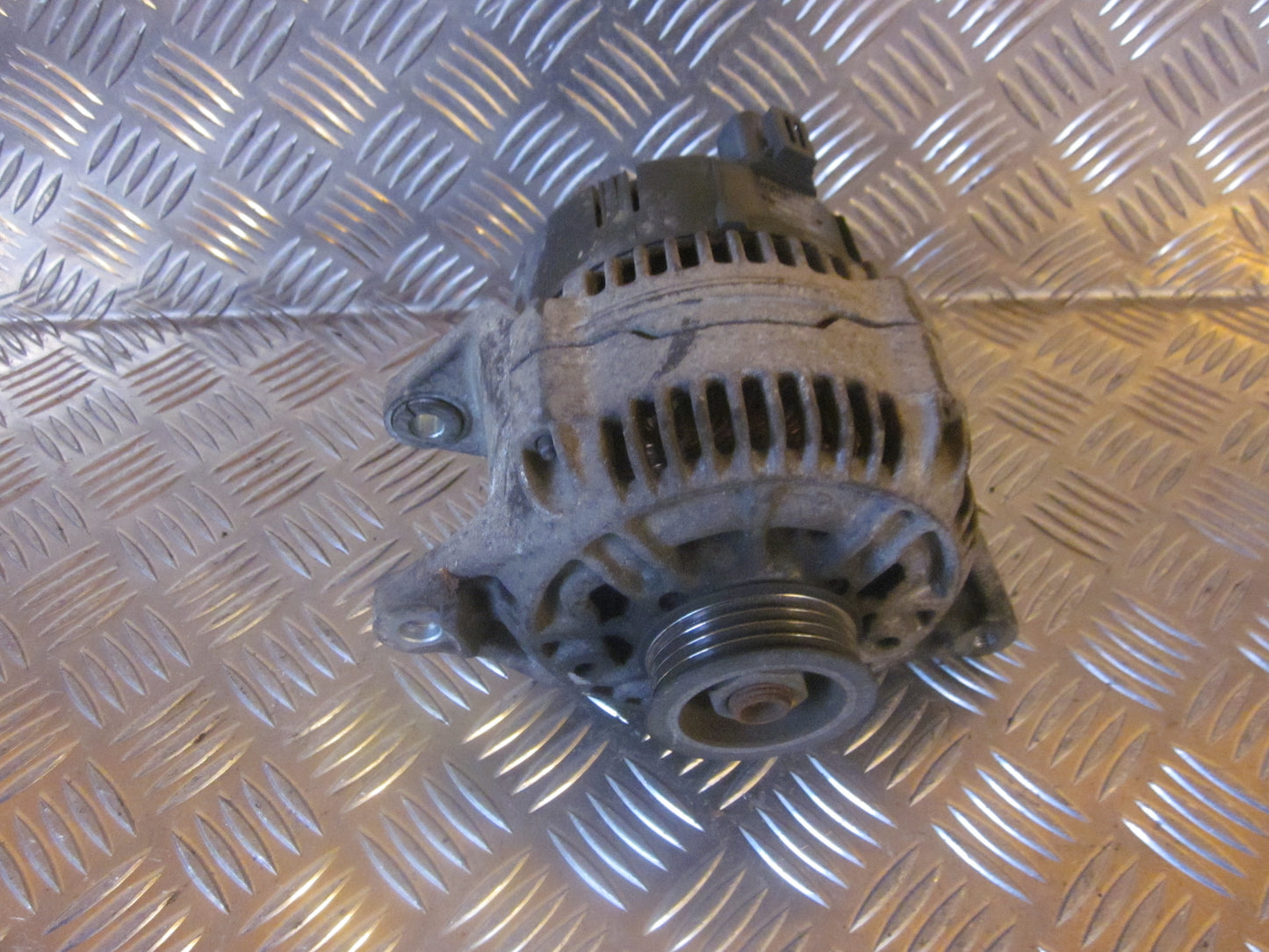 Mitsubishi Carisma Generator Med OEM Nr. 0123315018 Fra Mitsubishi Ophugger