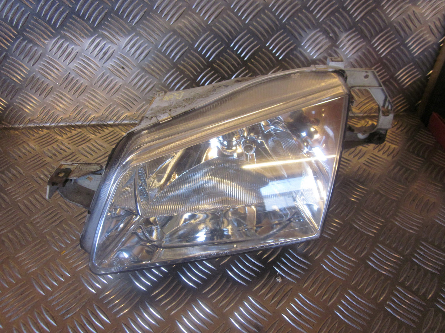 Mazda 323 F 5D BJ14 Forlygte Med OEM Nr. Ophugger Fra Mazda Ophugger