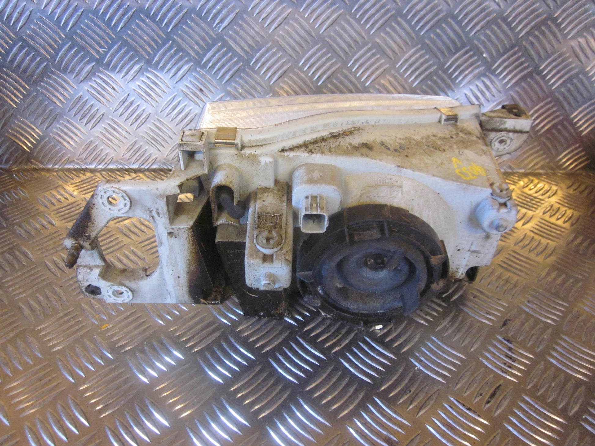 Mazda 323 F 5D BJ14 Forlygte Med OEM Nr. Ophugger Fra Mazda Ophugger