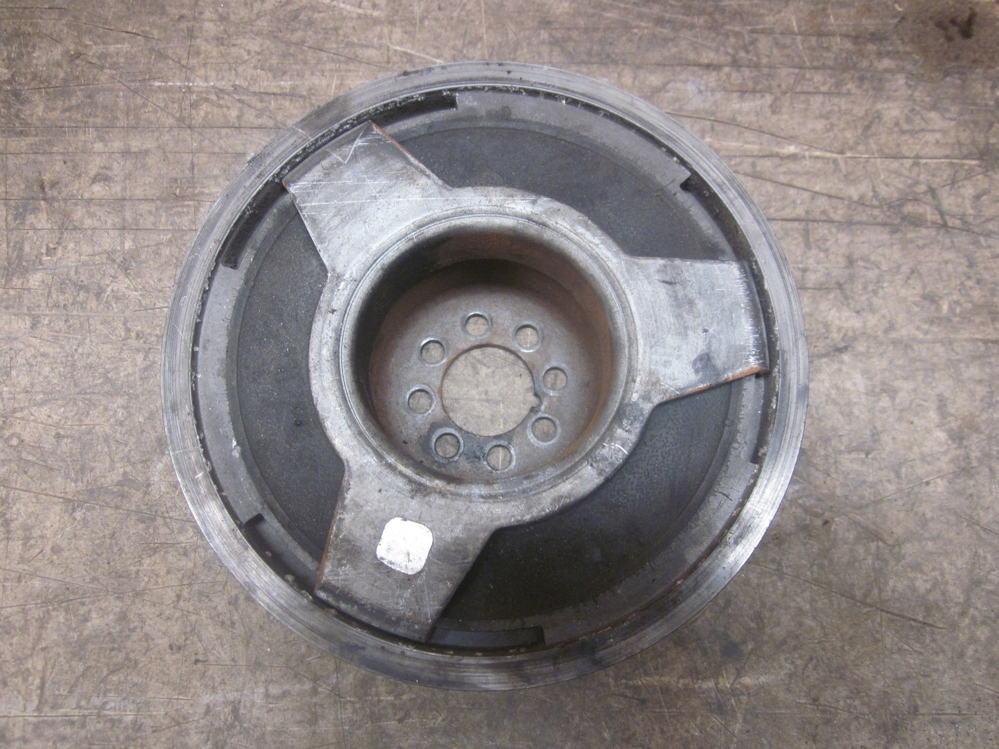 Skoda Superb Krumtap Remskive Servo Med OEM Nr. 038105243F Fra Skoda Ophugger